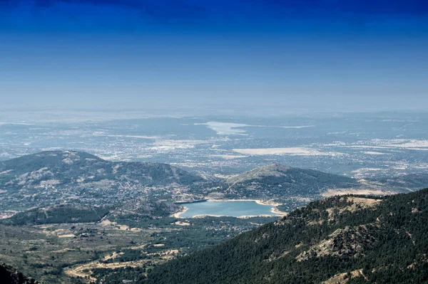 Plaine Avec Réservoir Vue Une Montagne Dans Parc National Guadarrama Image En Vente