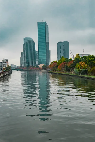 yansımanın Osaka nehirde İnşaat
