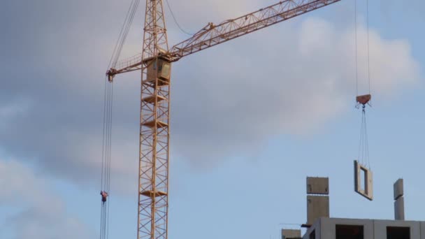 Grúa de construcción contra el cielo azul — Vídeo de stock