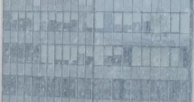 Modern ofis binasında kar fırtınası.