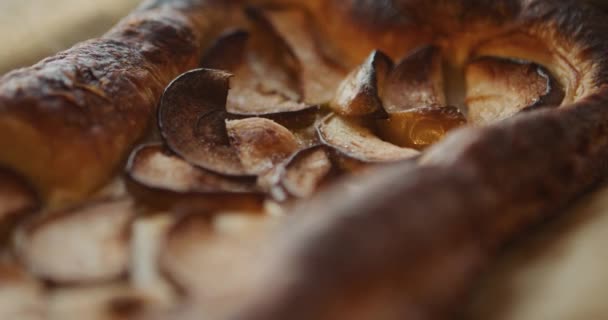 Gros plan de tarte aux pommes avec des tranches de pommes caramélisées — Video