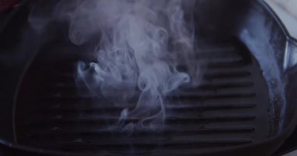 Skivor nötkött biffar på grill pan med rök — Stockvideo