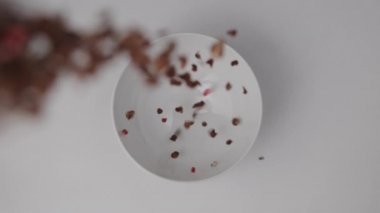 Müsli bir kaseye dökülüyor.