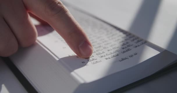 Main de l'homme lisant la Torah juive .