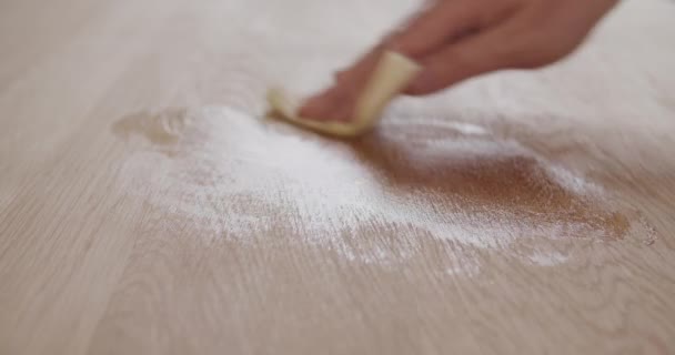 Nakładać wosk Carnauba na stół dębowy — Wideo stockowe