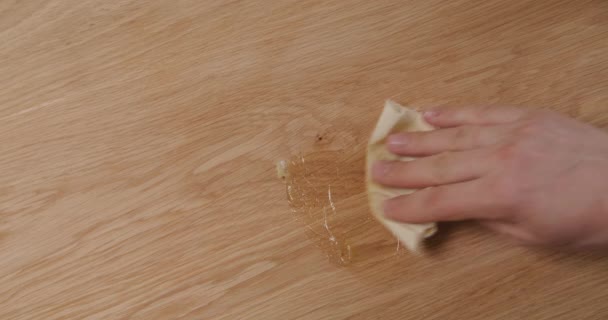 Carnauba Wax op eiken tafel aanbrengen — Stockvideo