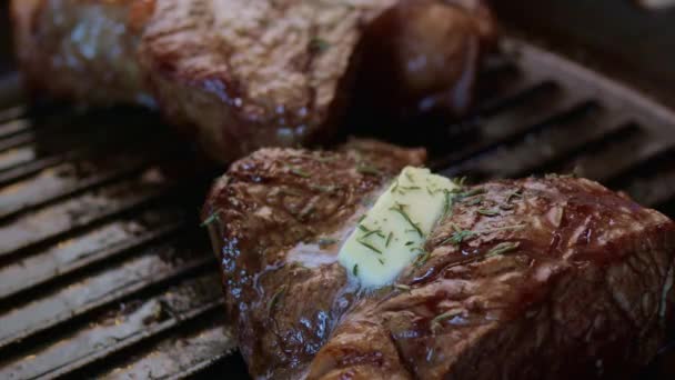 Grilovaný steak na grilu — Stock video