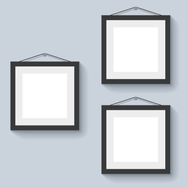 duvarda asılı boş fotoğraf çerçeveleri 