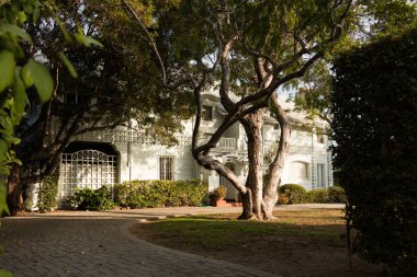 Gün batımında büyük mülk