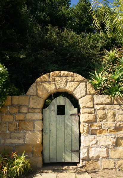Una pequeña puerta vieja — Foto de Stock