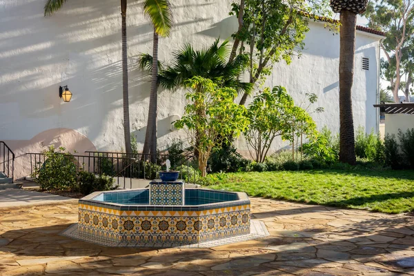 Californië binnenplaats met fontein — Stockfoto