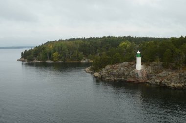  Beyaz yeşil deniz feneri taş İsveç'te küçük ada