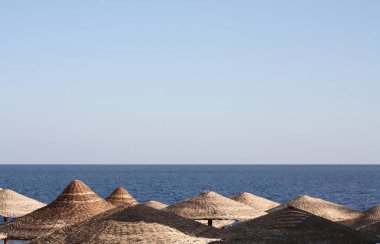 Deniz manzara, plaj şemsiyeleri, Mısır, sharm el sheikh