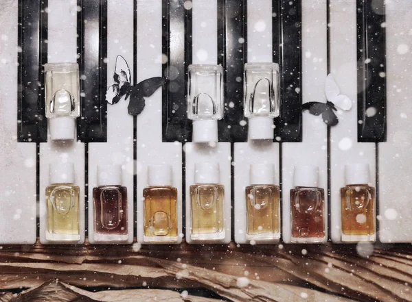 Konstverk i vintage stil, parfymflaskor, piano, snö effekt — Stockfoto