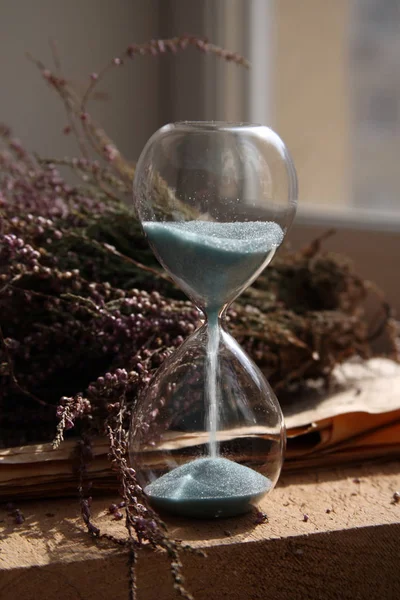 Geçen, mavi kum, çiçekler, ahşap ile sandglasses zaman