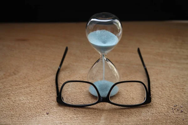 Tijd opraakt, sandglass, bril — Stockfoto