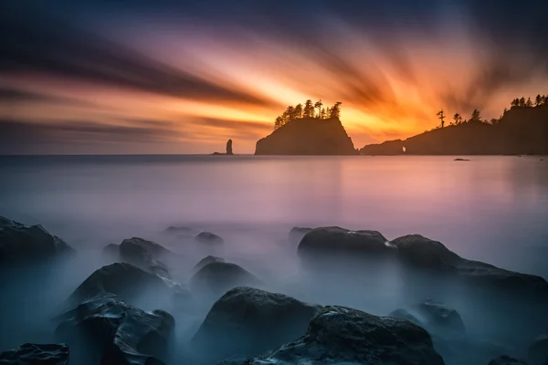 Cielo ardiente paisaje marino larga exposición — Foto de Stock