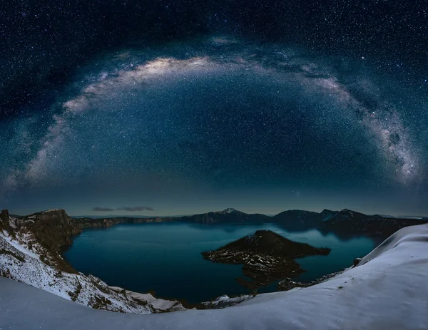 Lago da cratera com milkyway — Fotografia de Stock