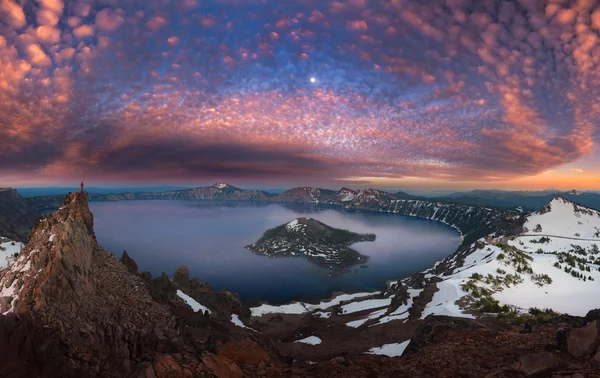 查看火山口湖与满月的山顶上的人 — 图库照片