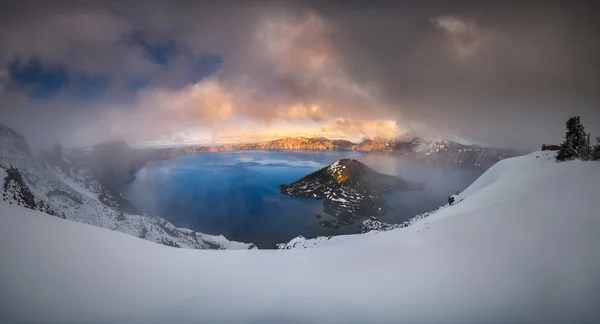 Lago del cráter nebuloso — Foto de Stock