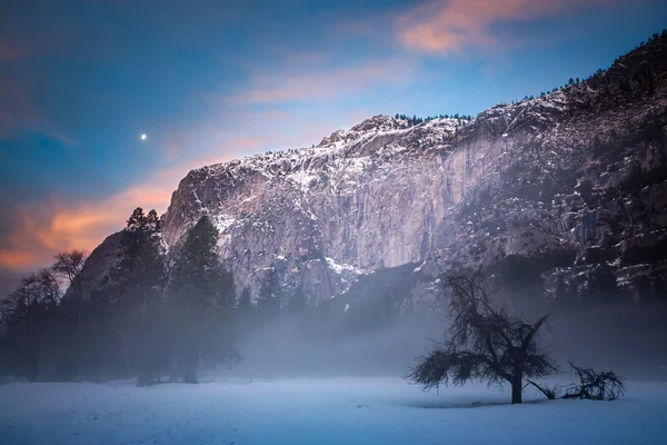 Foggy Yosemite morning with moon and clouds — Stock Photo, Image