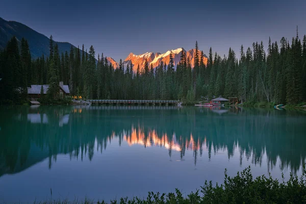 Emerald Lake bij zonsopgang uur — Stockfoto