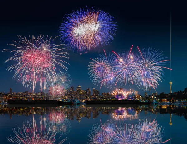 Skyline de Seattle y fuegos artificiales con reflejos —  Fotos de Stock