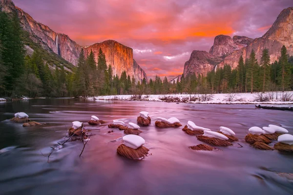 Parque Nacional Yosemite al anochecer con gorras de nieve — Foto de Stock