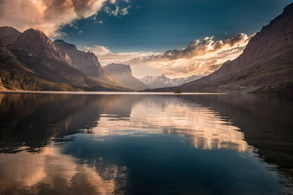 St Mary Lake zonsondergang — Stockfoto