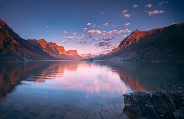 St Mary Lake in early morning with moon — Stock Photo, Image