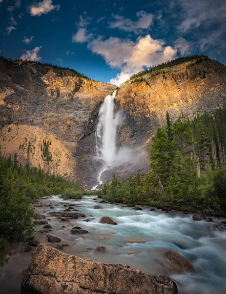 Takakkaw-Wasserfälle im Yoho-Nationalpark — Stockfoto