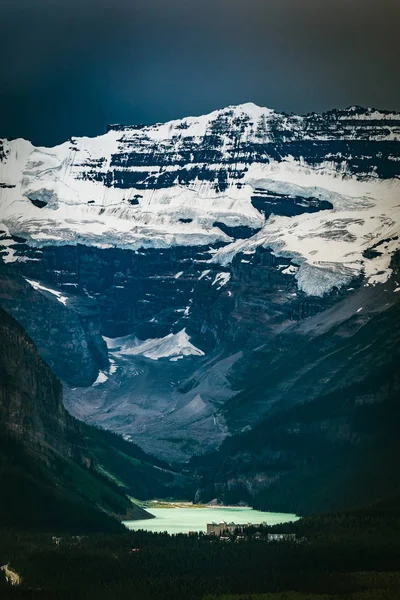 Lake Louise at distance — Stock Photo, Image