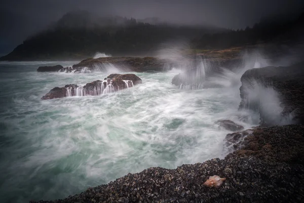 Ondas furiosas na costa do Oregon — Fotografia de Stock