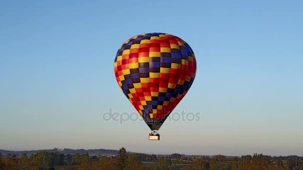 Heißluftballon fliegt im ländlichen Raum — Stockvideo