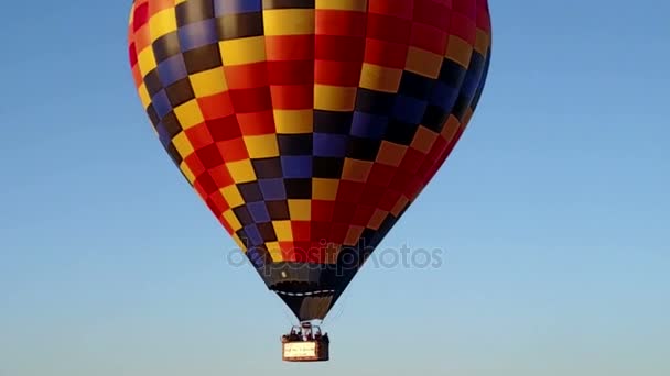 Heißluftballon fliegt am Morgen — Stockvideo