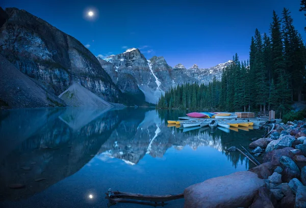 Lake with moon at 4:10AM — Stock Photo, Image