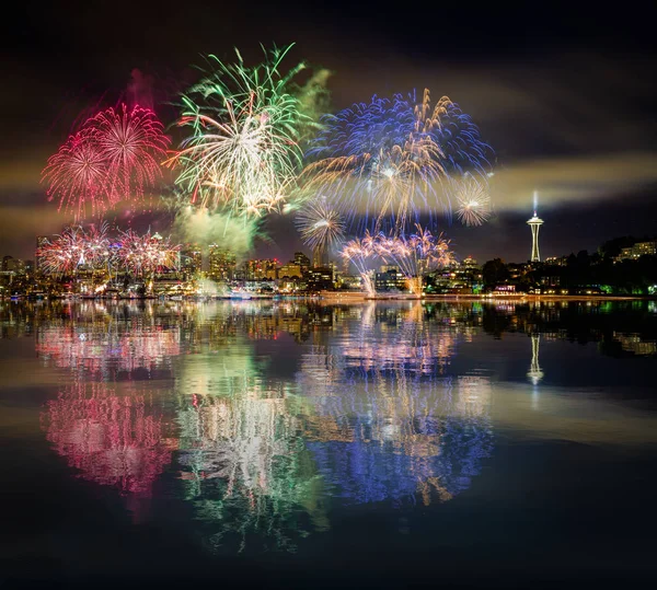 Skyline di Seattle e fuochi d'artificio RGB con riflessi — Foto Stock