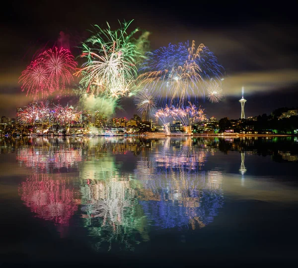 Seattle skyline och Rgb fyrverkerier med reflektioner — Stockfoto