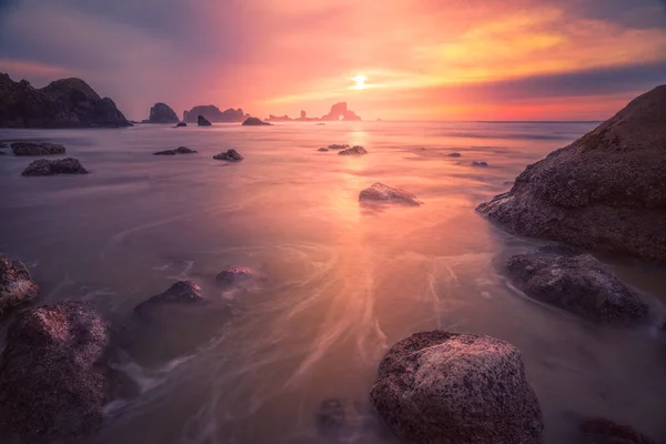 Pôr-do-sol sonhador da costa Oregon — Fotografia de Stock