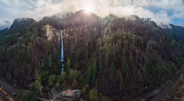 Multnomah Falls och Logen — Stockfoto