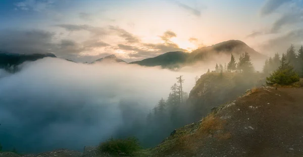 Foggy North Cascades Nemzeti Park alkonyatkor — Stock Fotó