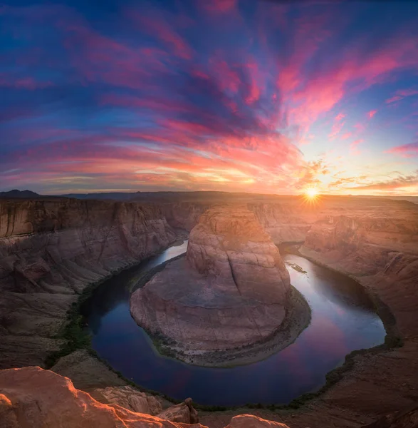 Hermosa herradura curva puesta de sol y nubes coloridas ingenio — Foto de Stock