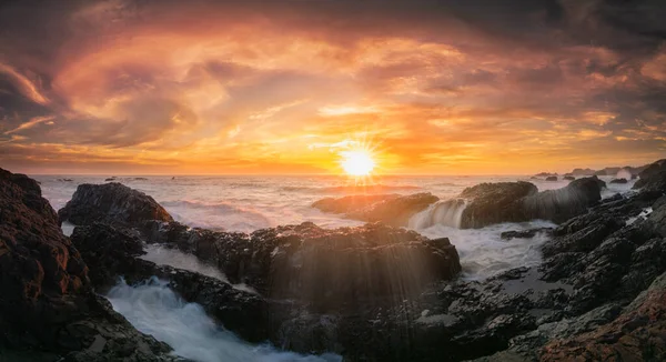这是一张金色落日的全景照片 在Beluga岩石上飞溅 — 图库照片