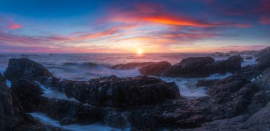 Bu Beluga Rock 'ın günbatımının panoramik bir fotoğrafı.