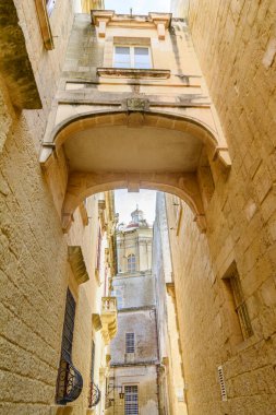 Mdina içinde Malta dar sokak.