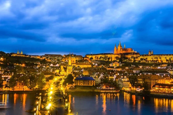 Castillo de Praga, Puente de Carlos y Vltava — Foto de Stock