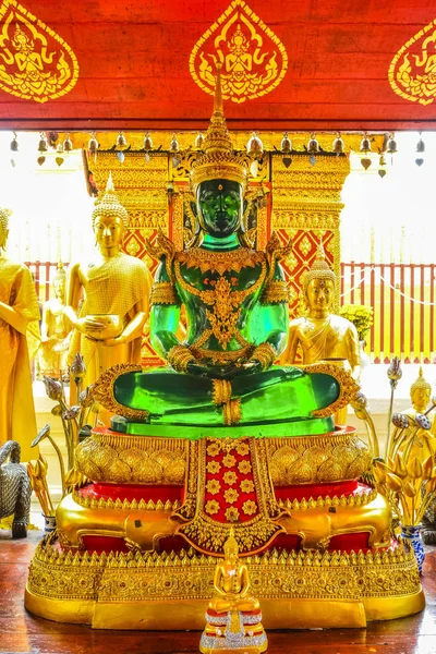 Esmeralda estátua de Buda-Wat Phrathat Doi Suthep — Fotografia de Stock