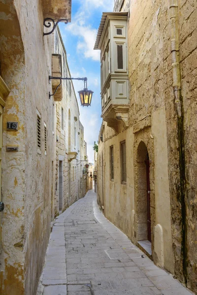 Maltské úzké uličce ve městě Mdina. — Stock fotografie