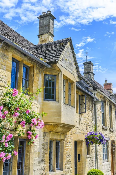 Oud huis in Burford, Engeland — Stockfoto