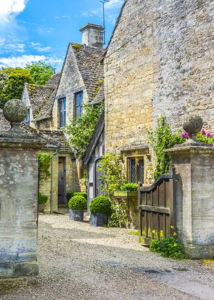 Altes haus in burford, england — Stockfoto